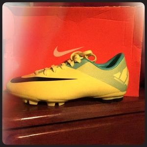 Soccer shoes